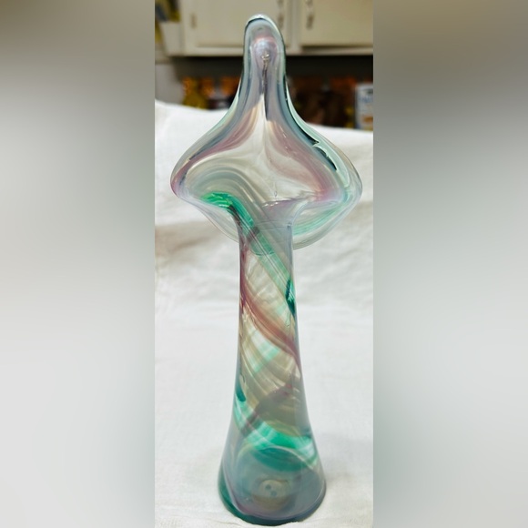 Vintage hand blown Jack in the pulpit vase. Swirled green, pink & white colors. - Picture 2 of 4